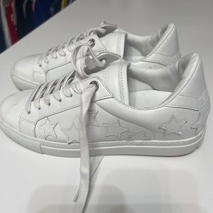 Tennis shoes